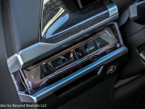 Used 2025 BMW 740i xDrive w/ Premium Package image 37