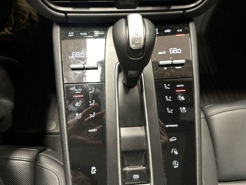 Used 2022 Porsche Macan image 40