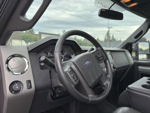 Used 2011 Ford F250 Lariat image 2