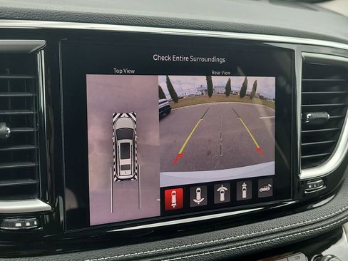 Certified 2024 Chrysler Pacifica Touring-L FWD image 26