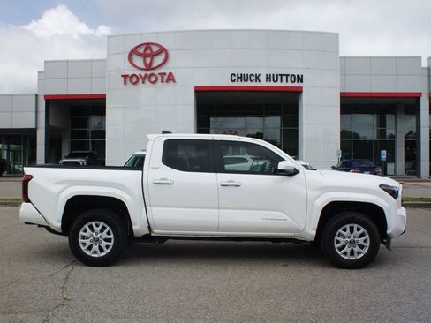 Used 2025 Toyota Tacoma SR5 AWD/4WD image 1