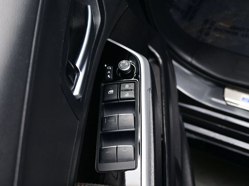 Used 2025 Toyota Sienna Limited AWD/4WD image 10