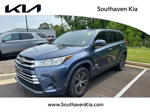 Used 2019 Toyota Highlander LE FWD image 1