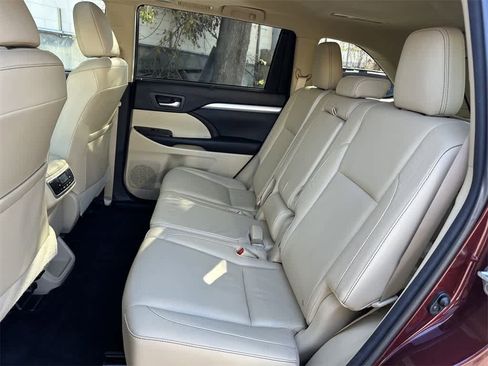Used 2016 Toyota Highlander XLE image 14