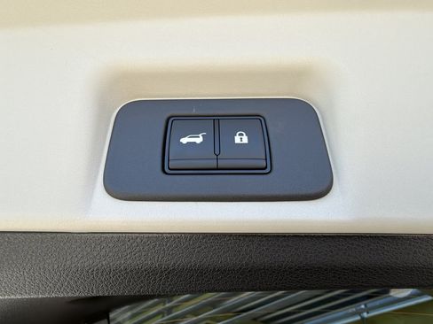 Used 2025 Nissan Ariya FWD image 39