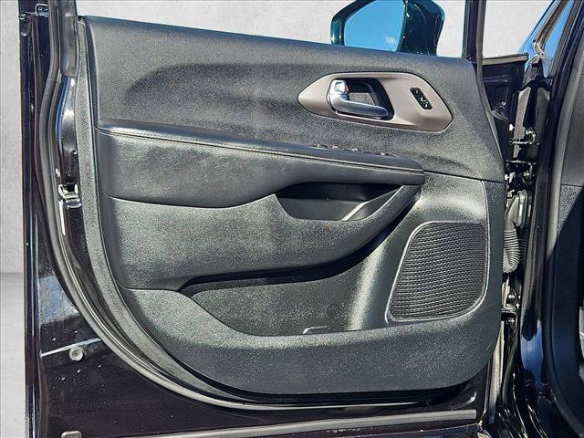 Used 2025 Chrysler Pacifica Select FWD image 10