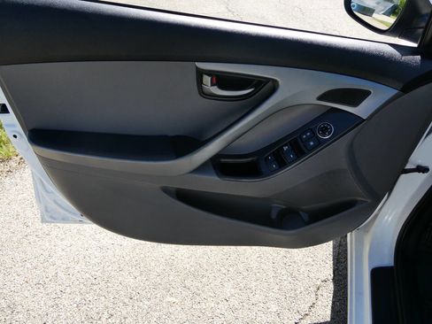 Used 2015 Hyundai Elantra SE image 21