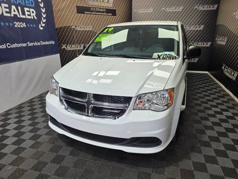 Used 2019 Dodge Grand Caravan SE image 3