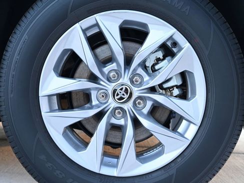 Used 2025 Toyota Sienna LE image 50