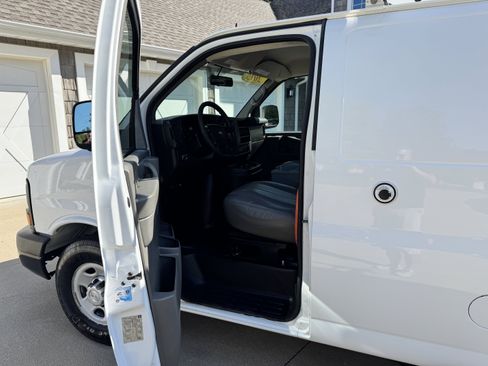 Used 2015 Chevrolet Express 2500 RWD image 13