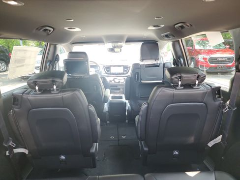 New 2026 Chrysler Pacifica Select image 32