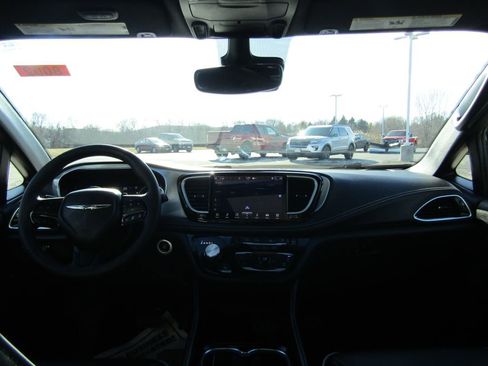 Used 2025 Chrysler Pacifica Limited FWD image 17