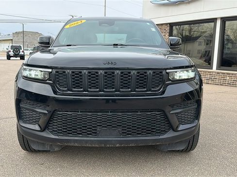 Used 2024 Jeep Grand Cherokee Altitude image 2