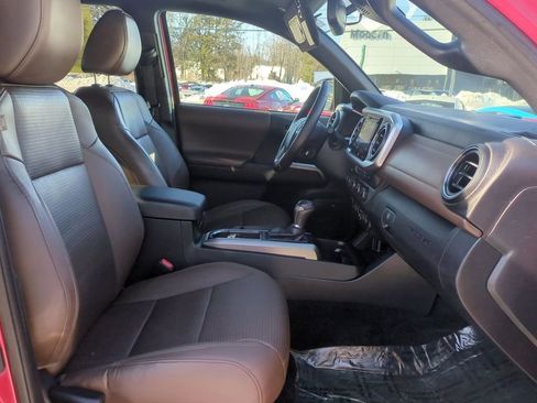 Used 2019 Toyota Tacoma Limited image 28