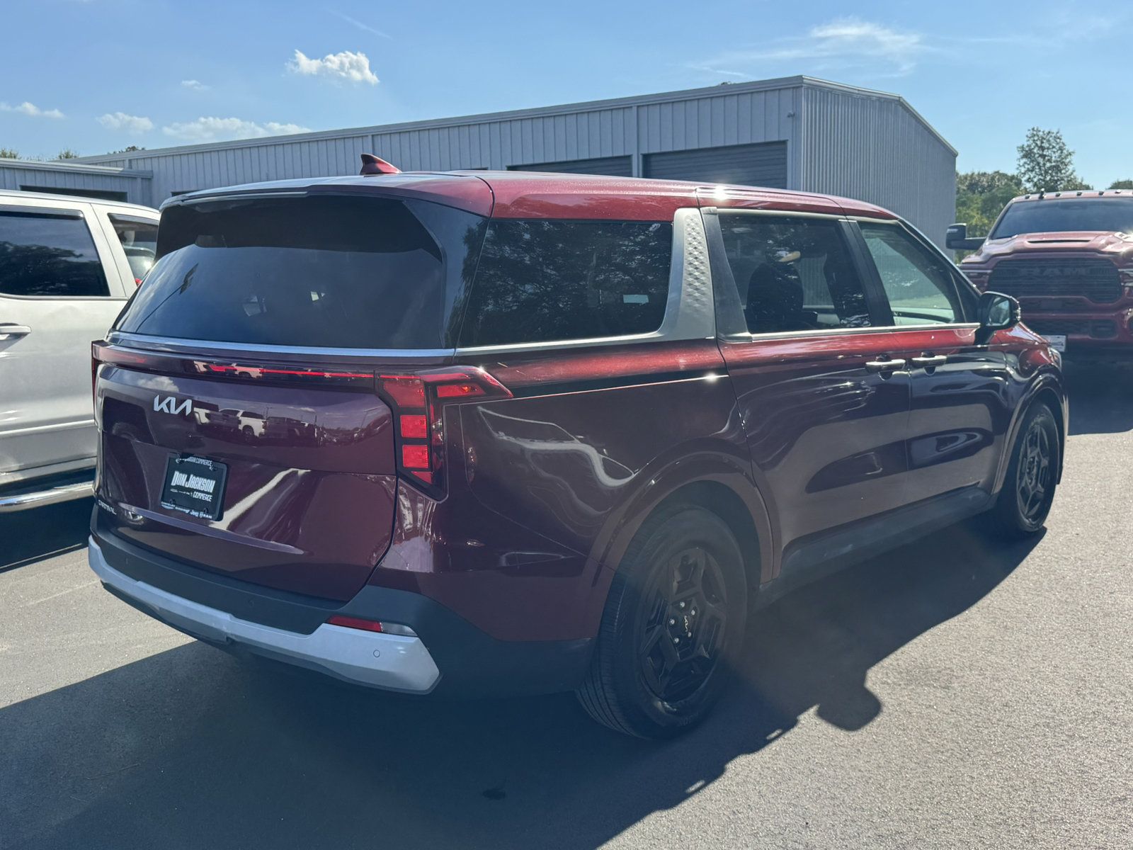Used 2025 Kia Carnival FWD image 5