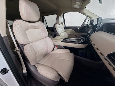 Used 2024 Lincoln Navigator Premiere image 28
