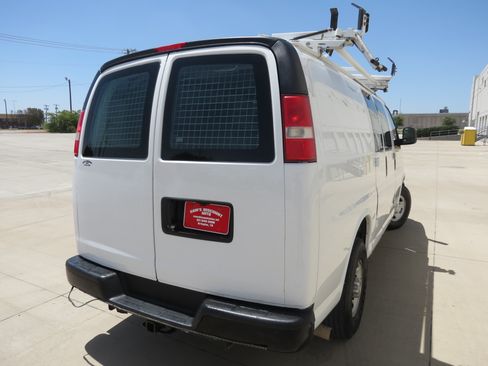 Used 2015 Chevrolet Express 2500 RWD image 4