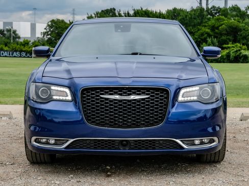 Used 2018 Chrysler 300 S w/ 300S Premium Group RWD image 7