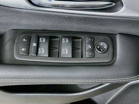 Used 2025 Chrysler Pacifica Premium FWD image 15