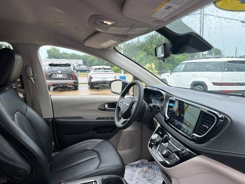 Used 2024 Chrysler Pacifica Limited FWD image 14