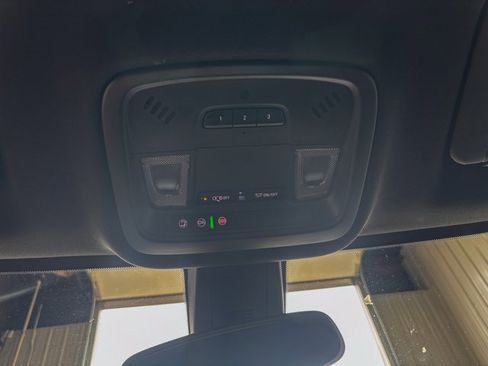 Used 2023 Chevrolet Traverse LT image 22