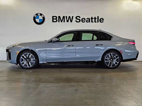 Used 2025 BMW 750e xDrive w/ Executive Package AWD/4WD image 3