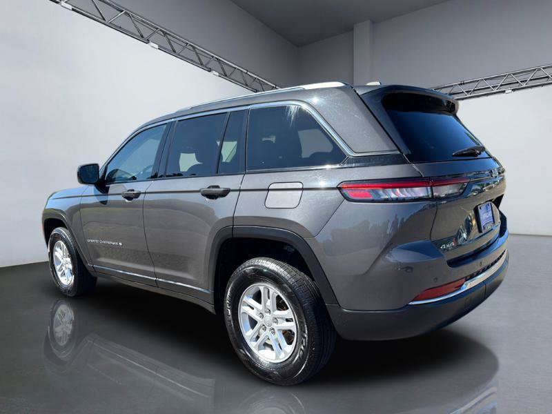 Used 2023 Jeep Grand Cherokee Laredo AWD/4WD image 5