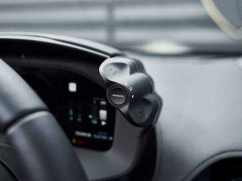 Used 2025 McLaren Artura image 60