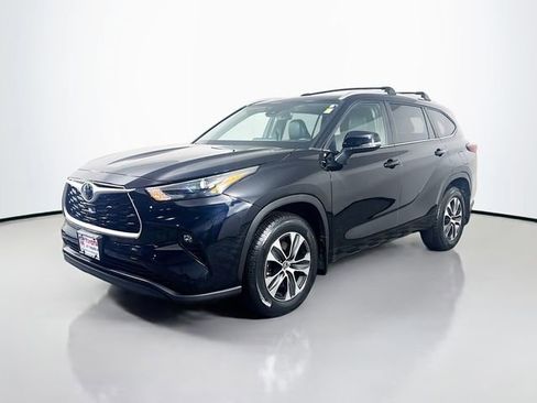 Certified 2024 Toyota Highlander XLE AWD/4WD image 2