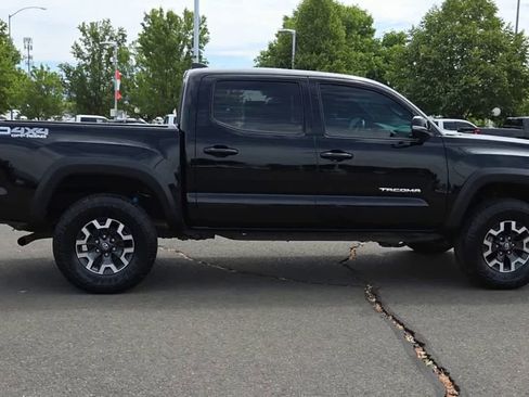 Used 2022 Toyota Tacoma TRD Off-Road w/ Technology Package AWD/4WD image 9