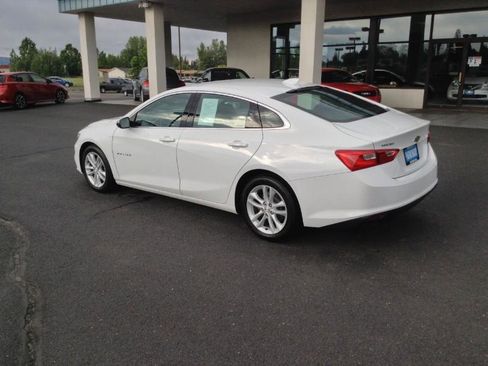 Used 2017 Chevrolet Malibu LT FWD image 3