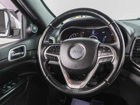 Used 2022 Jeep Grand Cherokee Laredo X image 12