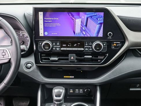 Used 2023 Toyota Highlander XLE FWD image 3