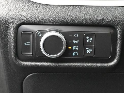 Used 2020 Ford Explorer XLT RWD image 4