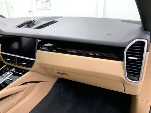 Used 2023 Porsche Cayenne Platinum Edition image 21