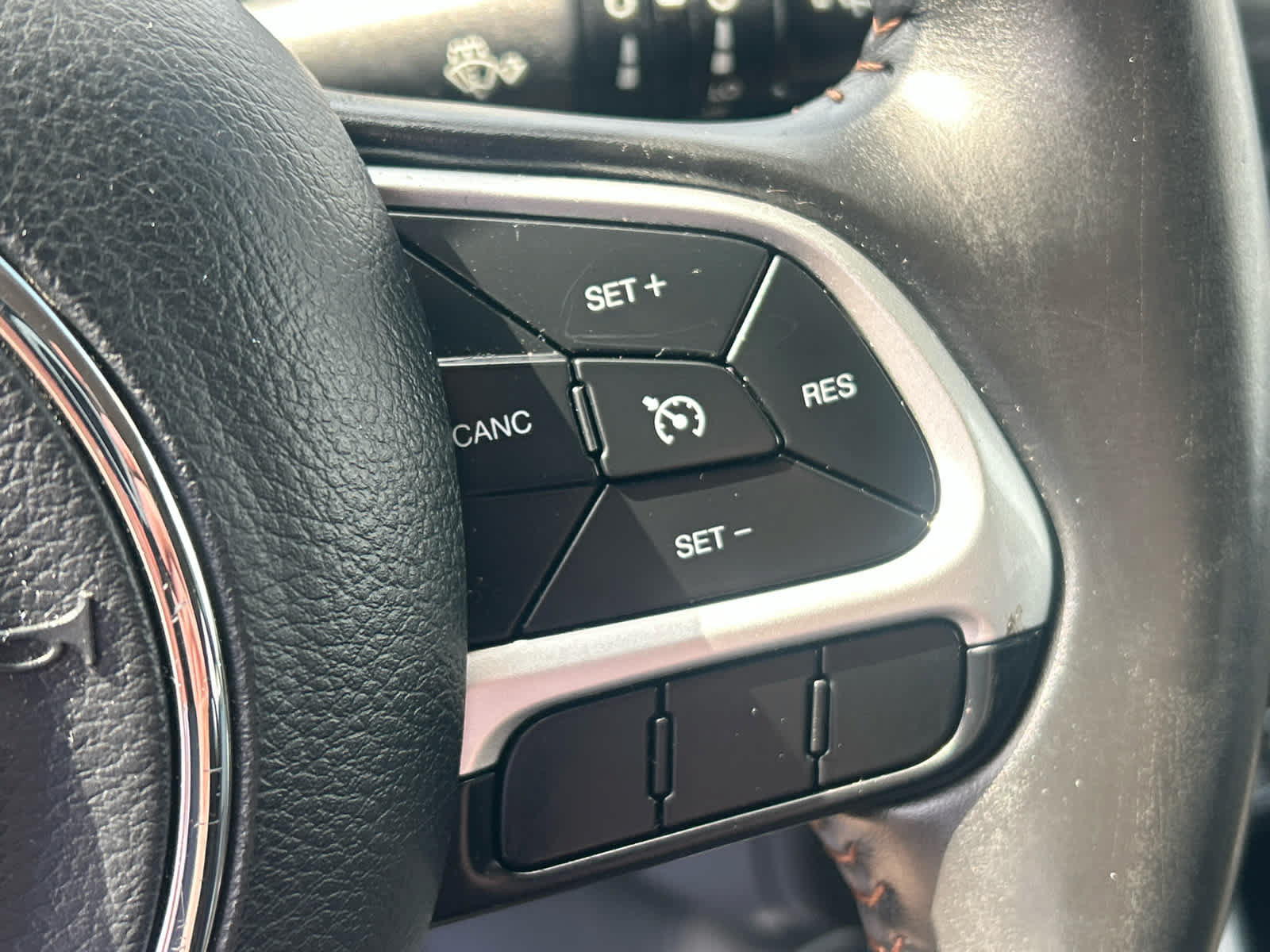 Used 2018 Jeep Compass Latitude w/ Popular Equipment Group FWD image 17