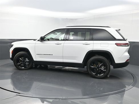 Used 2023 Jeep Grand Cherokee Altitude image 44