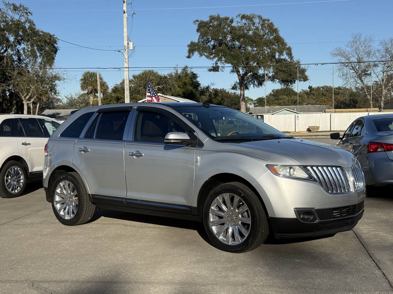 Used 2013 Lincoln MKX FWD image 2
