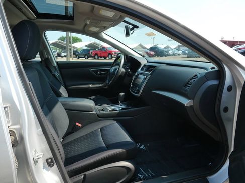 Used 2017 Nissan Altima 2.5 SV w/ Convenience Package FWD image 11