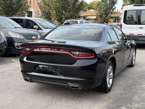 Used 2017 Dodge Charger SE RWD image 4
