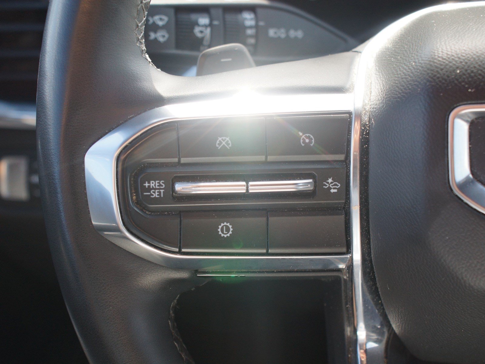 Used 2024 GMC Acadia Elevation AWD/4WD image 9