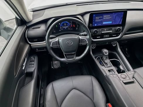 Used 2024 Toyota Grand Highlander AWD image 22
