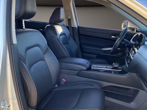 Certified 2025 Nissan Pathfinder SL image 7