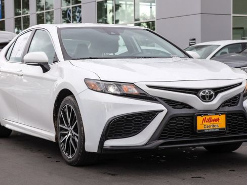Used 2023 Toyota Camry SE image 5