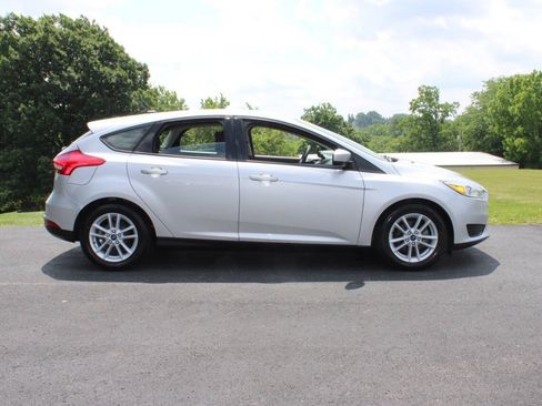 Used 2018 Ford Focus SE FWD image 2