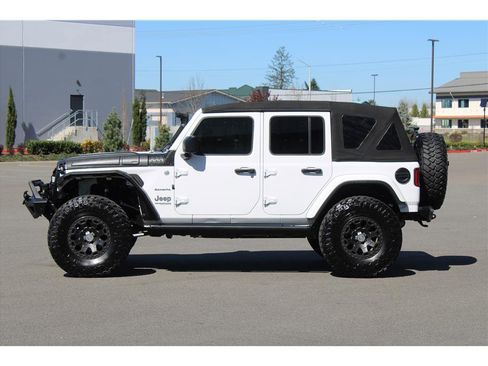 Used 2018 Jeep Wrangler Unlimited Sahara w/ Uconnect 4C Nav & Sound Group AWD/4WD image 2