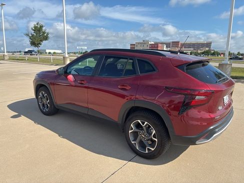 Used 2024 Chevrolet Trax LT w/ Sunroof Package FWD image 3