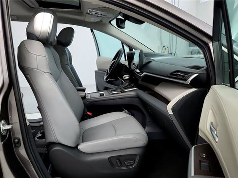Certified 2024 Toyota Sienna XLE image 17