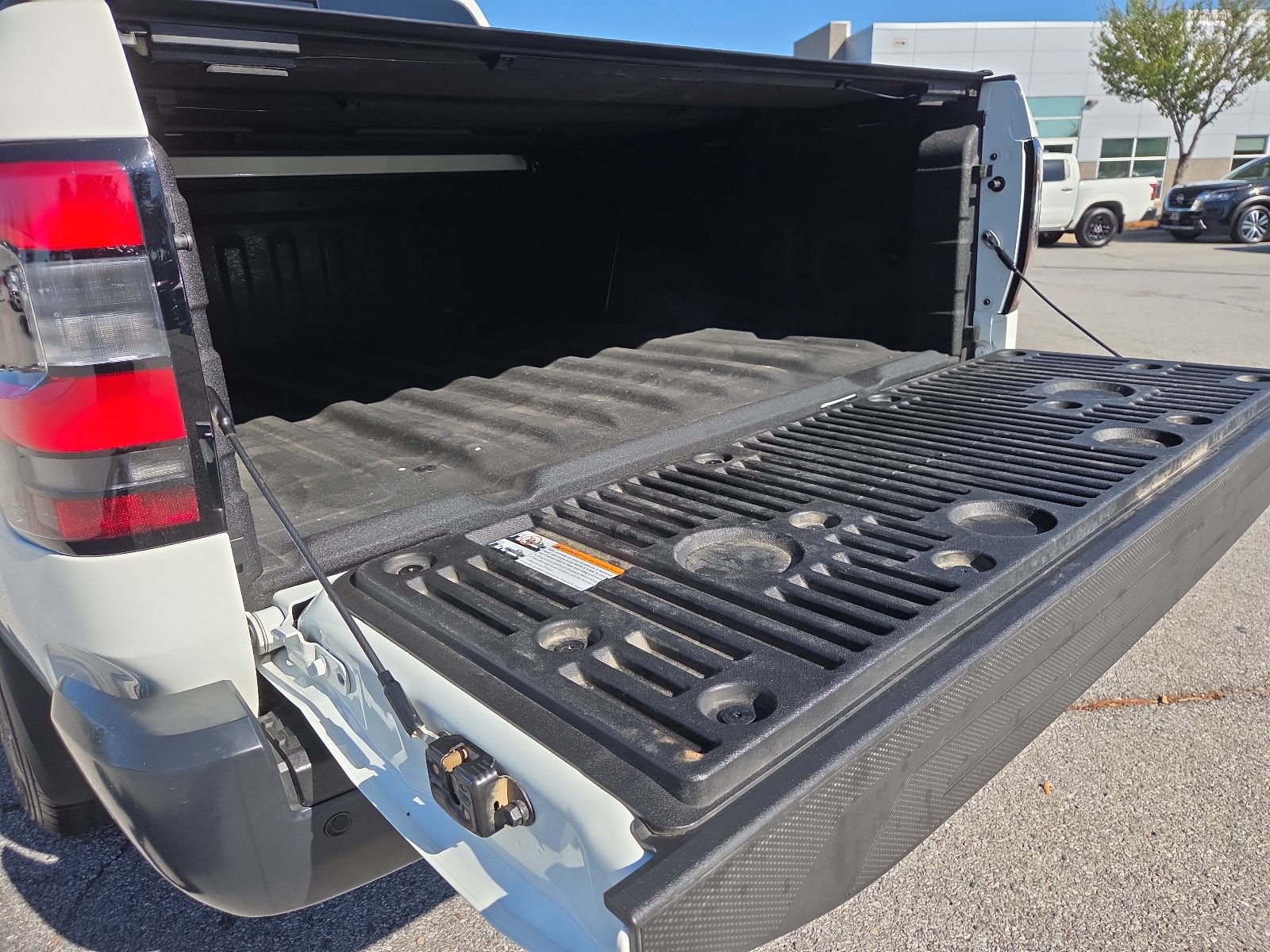 Used 2025 Nissan Frontier S w/ S Utility Package AWD/4WD image 9