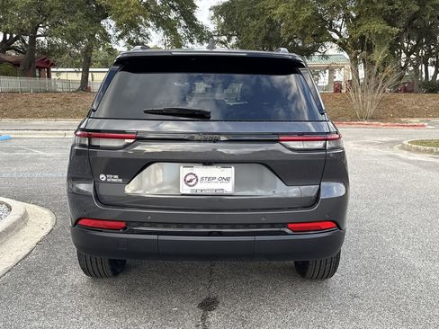 New 2025 Jeep Grand Cherokee Laredo image 6